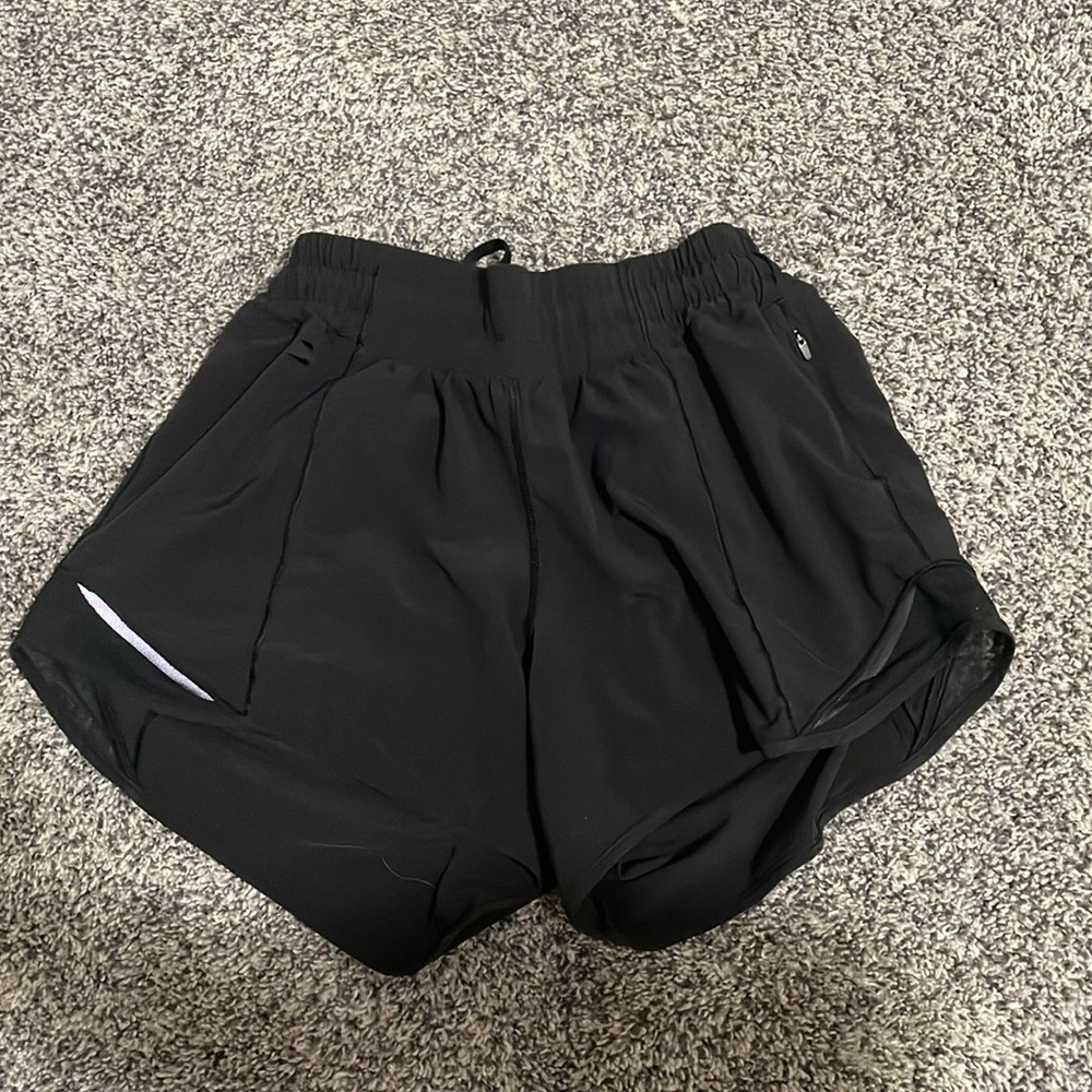 Lululemon Hotty hots. Size 4. 4 inch. No liners.